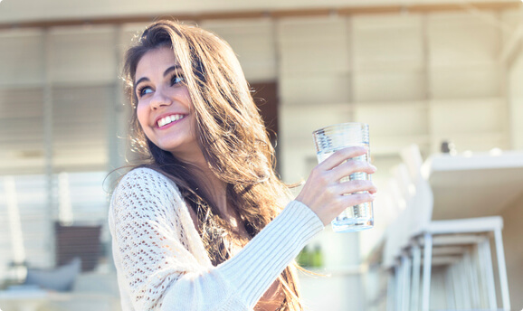 http://smiling%20woman%20enjoying%20water